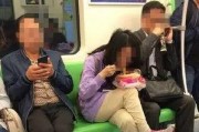 娱乐吃瓜酱坐地铁,揭秘都市生活百态